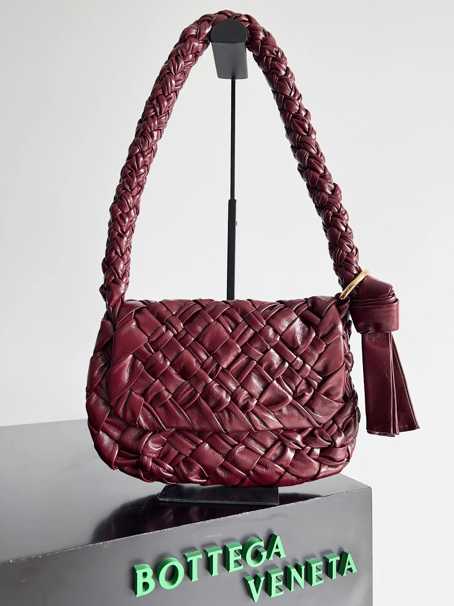 Batch 3420 BOTTEGA VENETA 24 new Kalimero Citta underarm bag This knotted bag is finally available! ! ! Many BV fans have been waiting for this bag for a long time. The pleats fully reflect the lazy retro style. Clothes in spring are often casual and simple. Its appearance embellishes the entire outfit. It is different from other armpit bags. It has a knotted design and a tassel-like ribbon. It is novel and elegant. It is a very feminine bag. Model number: 785797 Size: 25*18*5.5cm